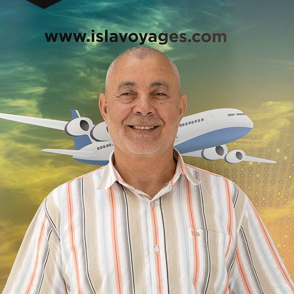 Mohamed gérant de l'agence de voyage hadj oumra musulmane mobilise son équipe pour l'organisation de vos séjours spirituels islamiques