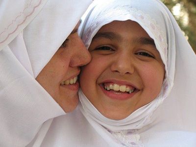 pèlerinage omra à La Mecque partir en famille ici la mère musulmane avec sa fille